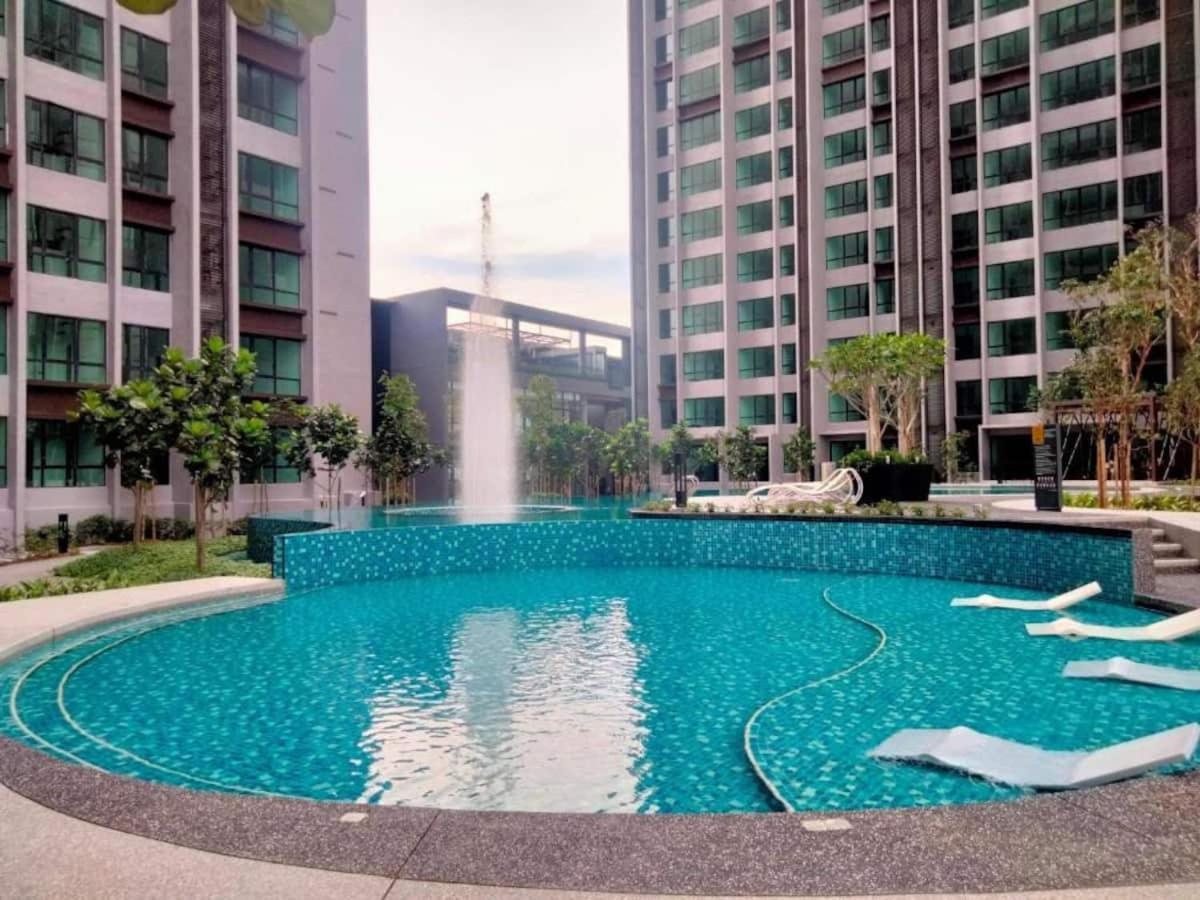 1 Cubic Botanical Swimming Pool Floor